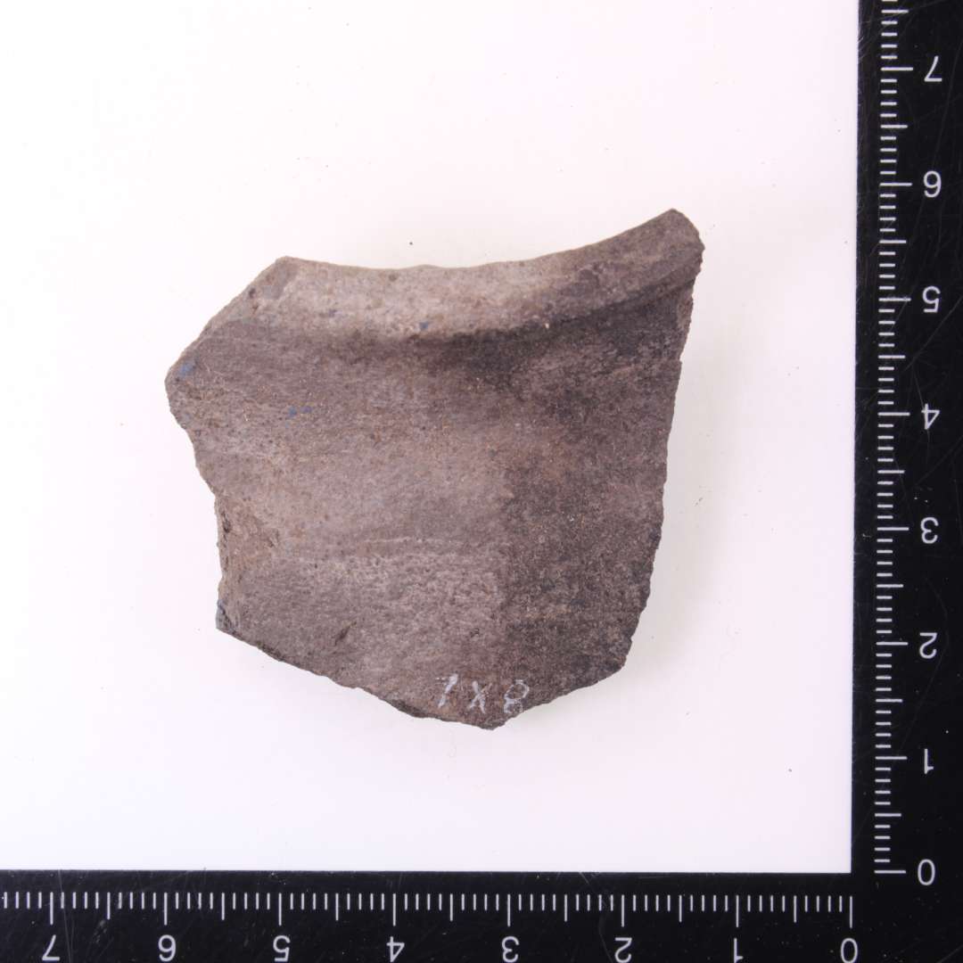 1 randsk�r af blau-grau, grafikskinnende gods fra kuglepotte med j�vnt    udludende, afrundet rand