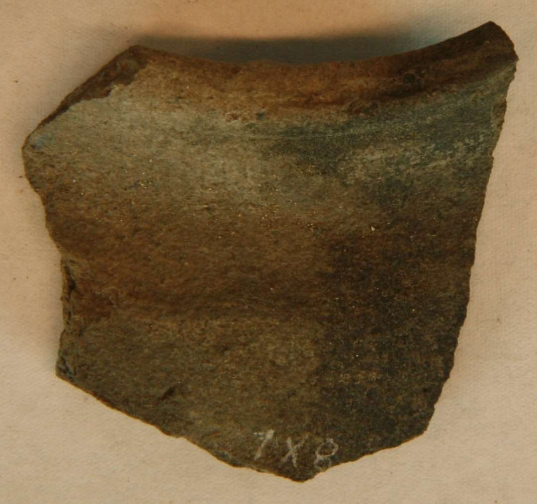 1 randsk�r af blau-grau, grafikskinnende gods fra kuglepotte med j�vnt    udludende, afrundet rand