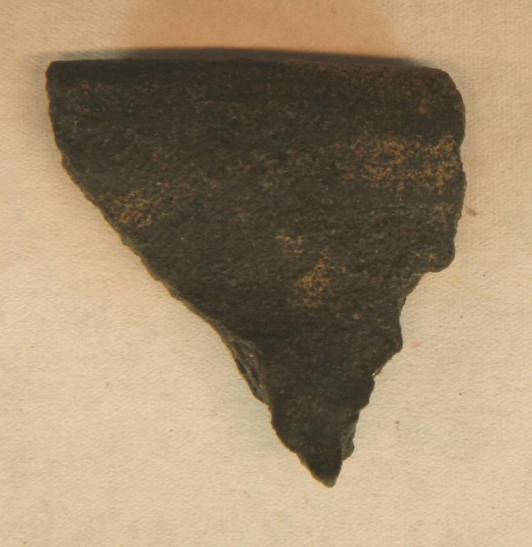 1 randsk�r af kuglepotte med afrundet rand.��