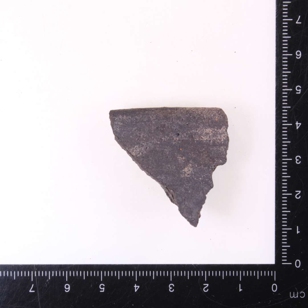 1 randsk�r af kuglepotte med afrundet rand.��