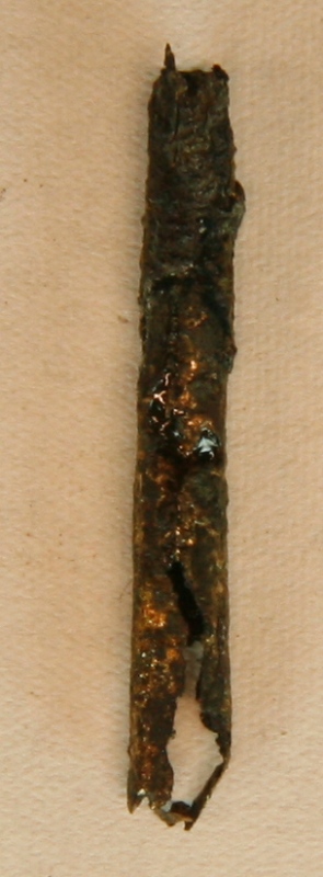 1 stk. r�rformet bronzeblik, (L�ngde: 3 cm. Diameter: 0,3-0,4 cm).
Sn�reendeup?