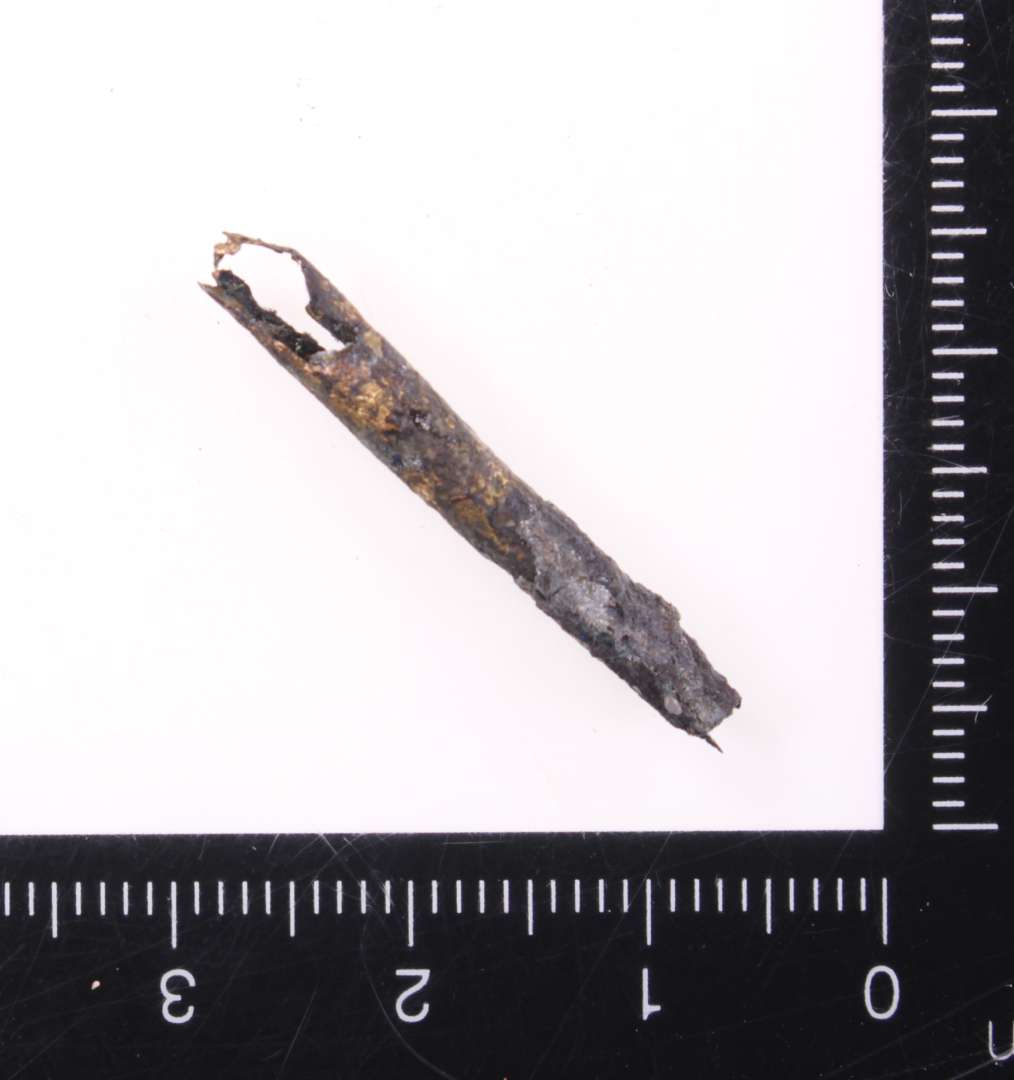 1 stk. r�rformet bronzeblik, (L�ngde: 3 cm. Diameter: 0,3-0,4 cm).
Sn�reendeup?