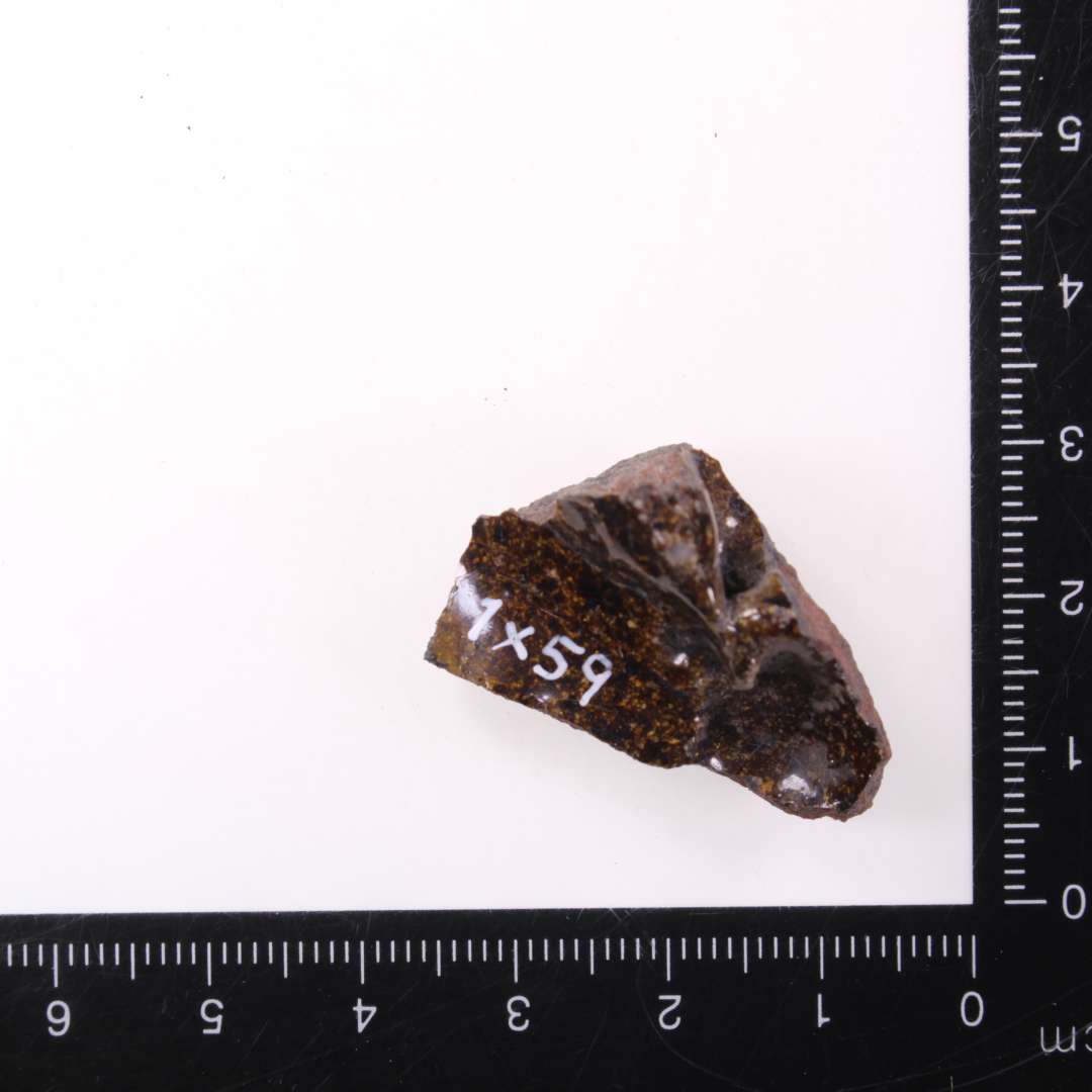 1 bundsk�r af r�dbr�ndt kande med fingerindtryk og blyglasur, B1.