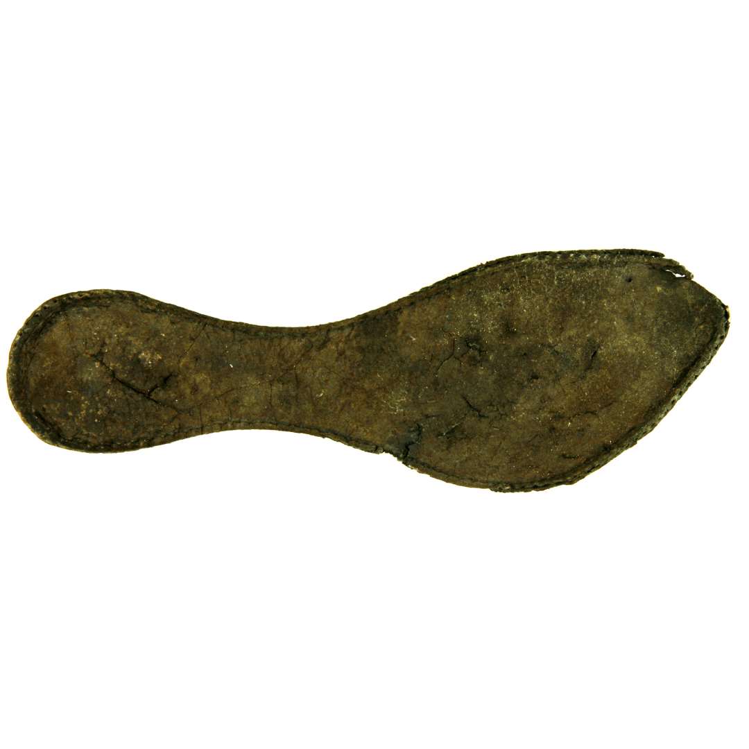 H�jrefods�l (voksen person) med let tilspidset snude, bredt, svunget fodbladsparti og st�rk indknibning i vristen. St�rst l�ngde: 30 cm. St�rst bredde: (ved fodbladet ) 10 cm.