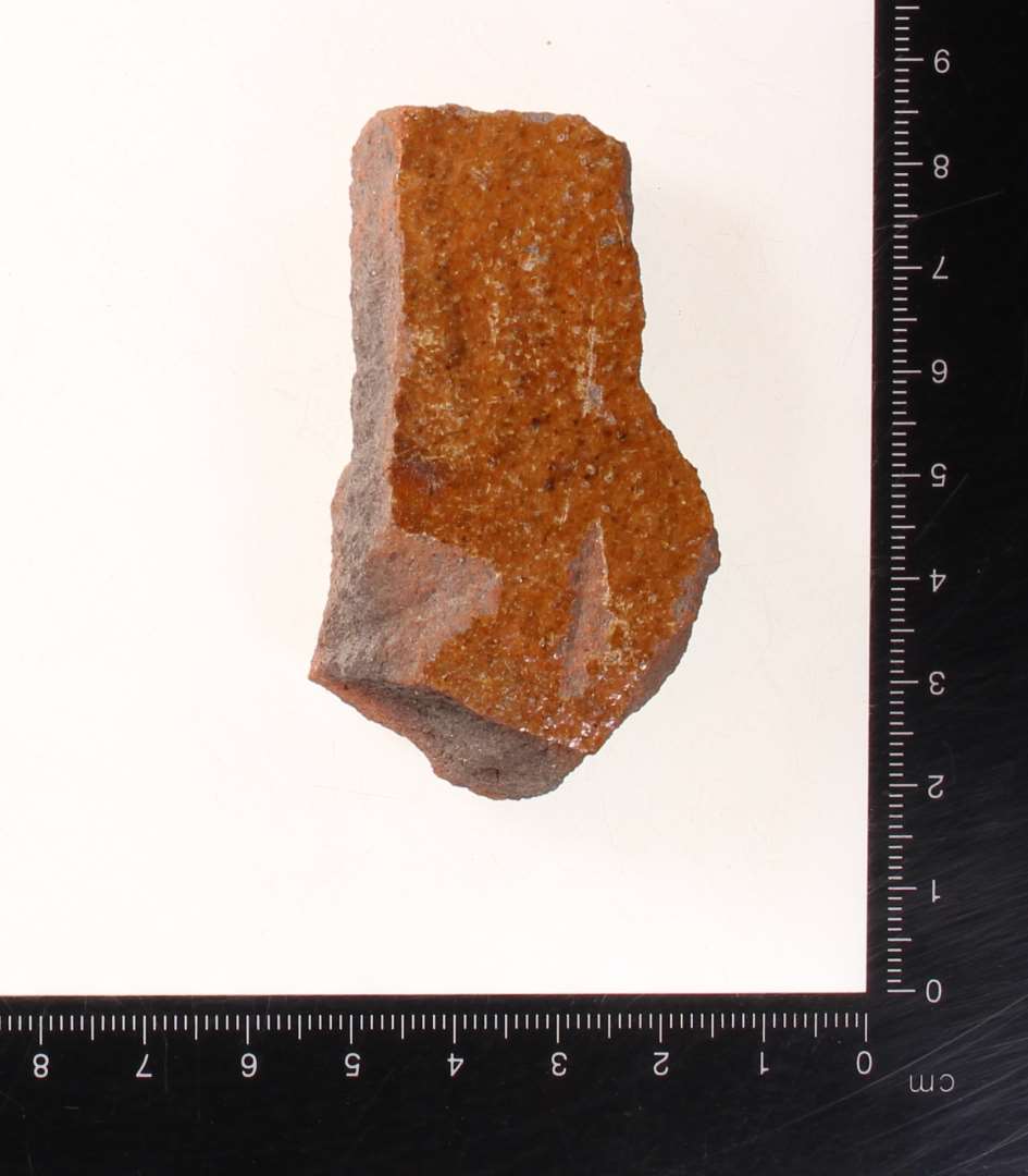 Fragment af hultegl. Glaseret