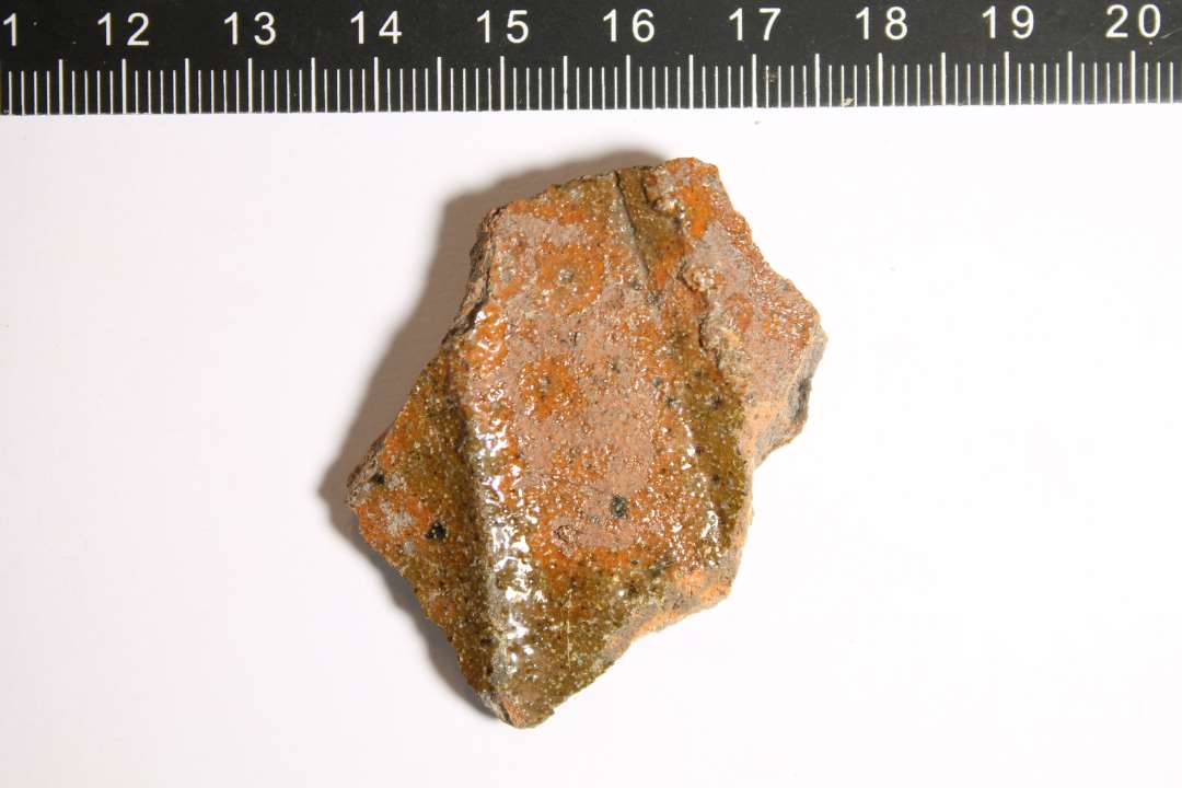 Med skarpryggede lister