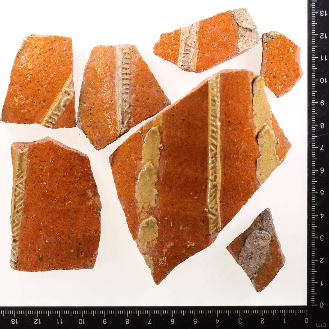 Bugsk�r med flot liste/rullestempeldekoration
R�d med lister og sk�l