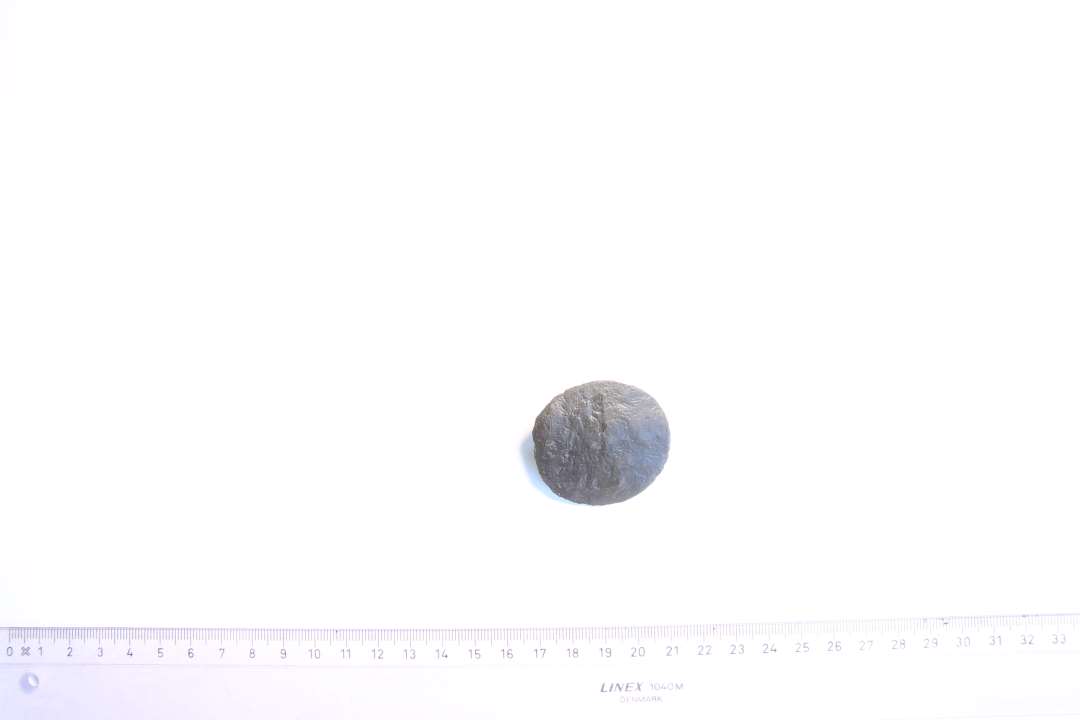 Sv�rdknap. Flad cirkul�r, ca. 40mm i diameter.