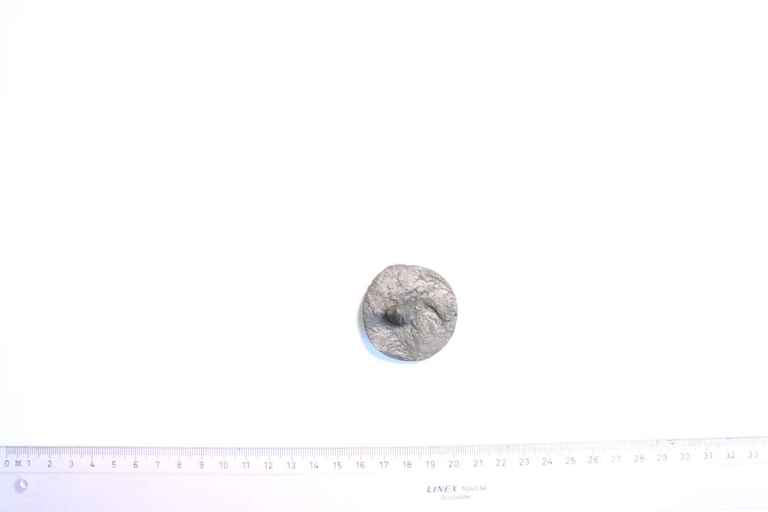 Sv�rdknap. Flad cirkul�r, ca. 40mm i diameter.