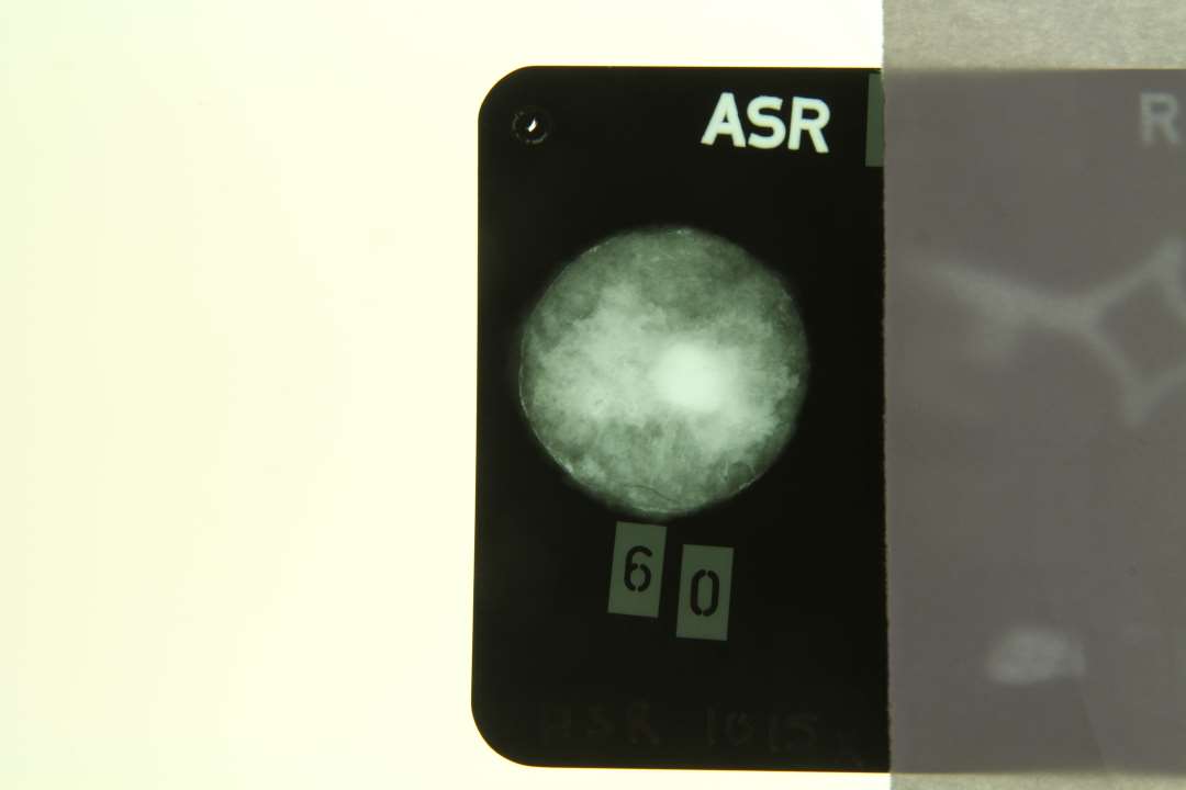 Sv�rdknap. Flad cirkul�r, ca. 40mm i diameter.