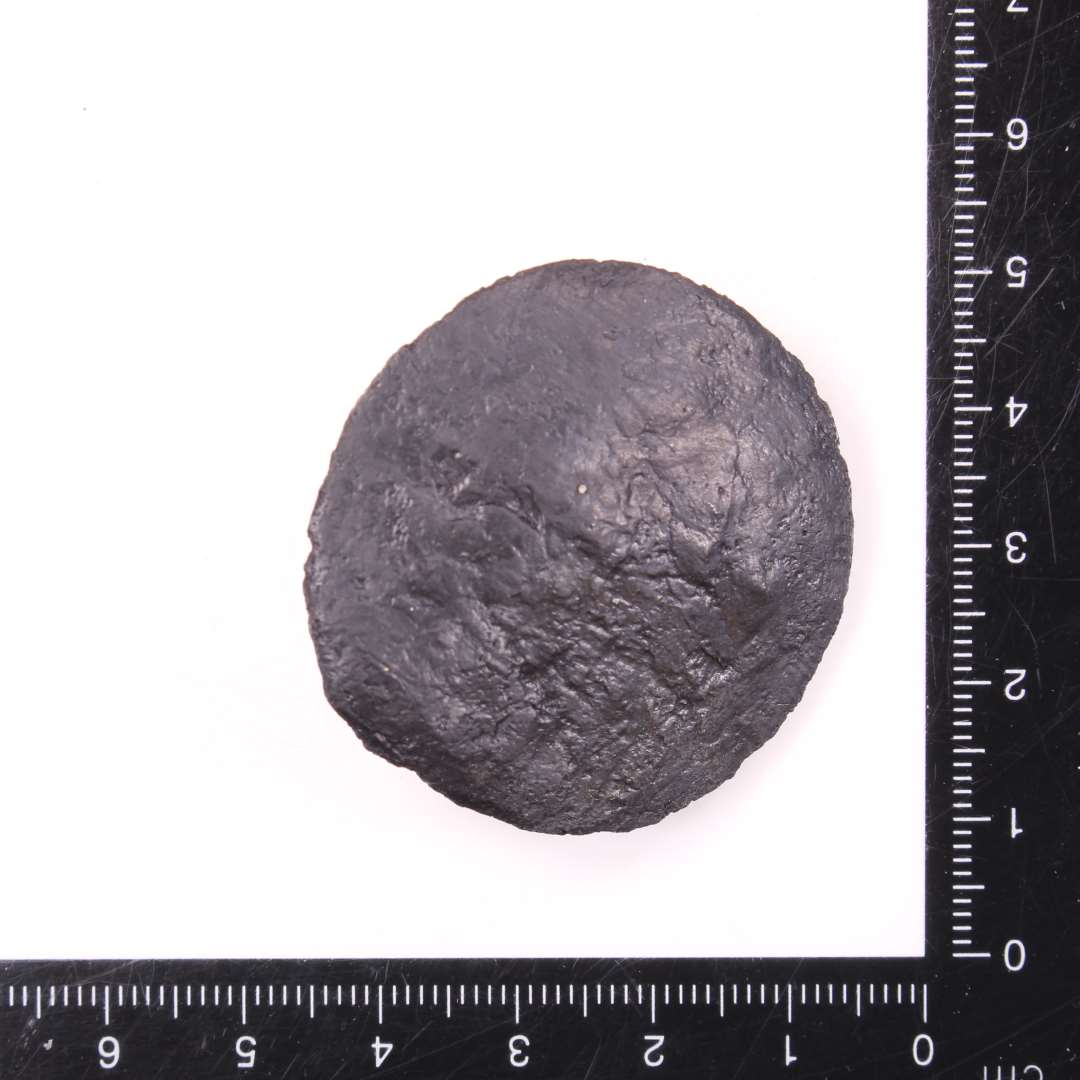 Sv�rdknap. Flad cirkul�r, ca. 40mm i diameter.