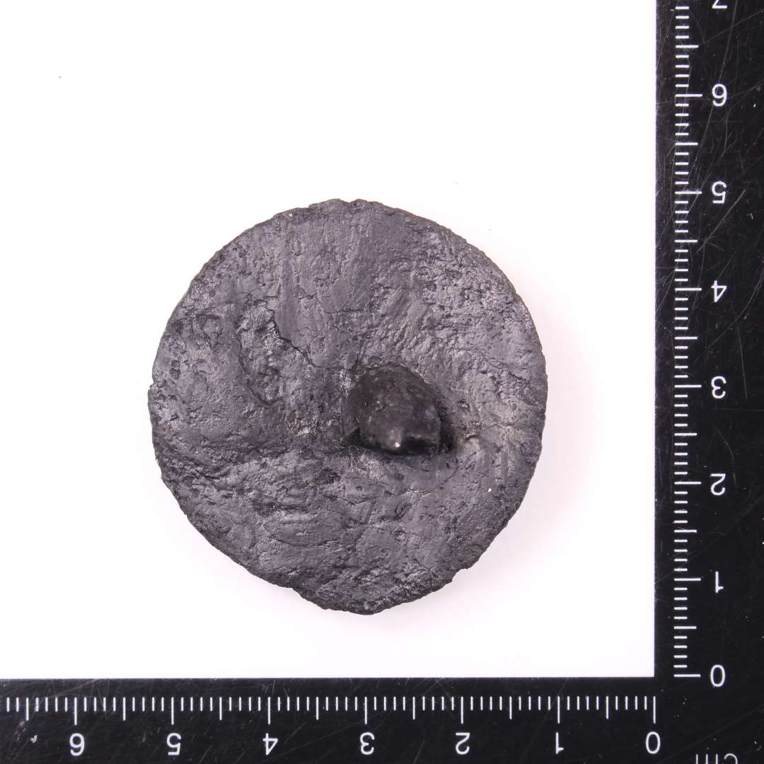 Sv�rdknap. Flad cirkul�r, ca. 40mm i diameter.