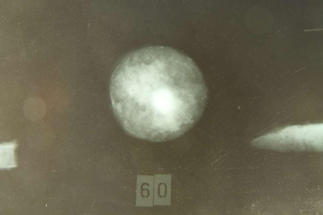 Sv�rdknap. Flad cirkul�r, ca. 40mm i diameter.