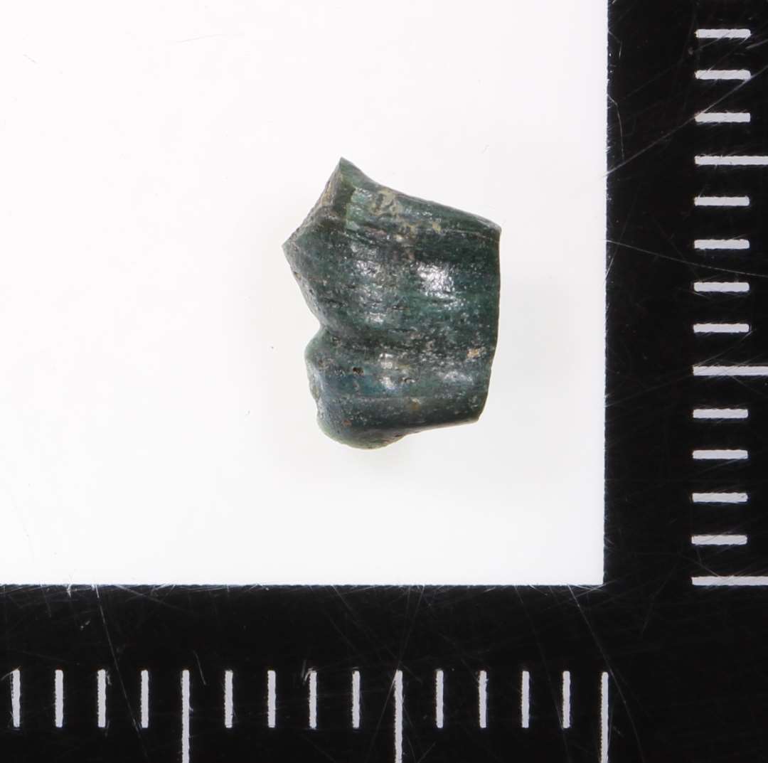 Ugennemsigtig delvist snoet gr�nligt.