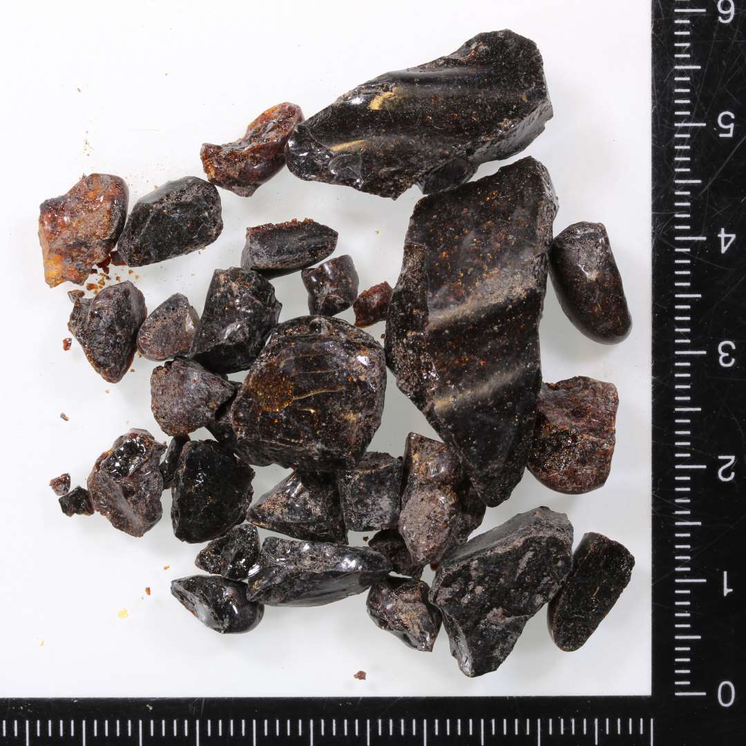 Forkullet rav. Helt sorte. enkelte deformeret s� meget, at de ligner smeltedr�ber