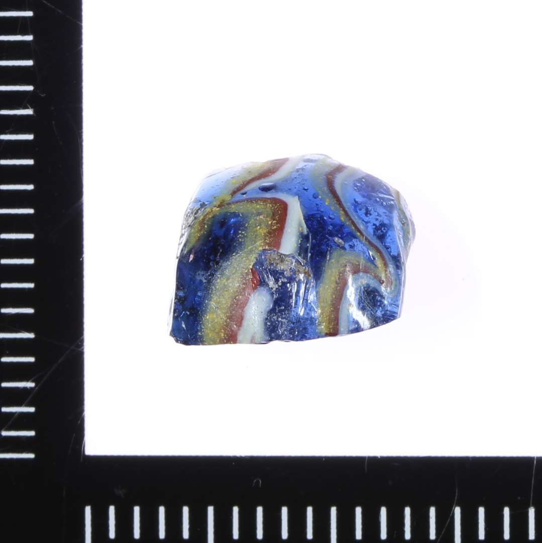 Fragment, Gennemsigtig�Bl� med hvid, gul og r�d.