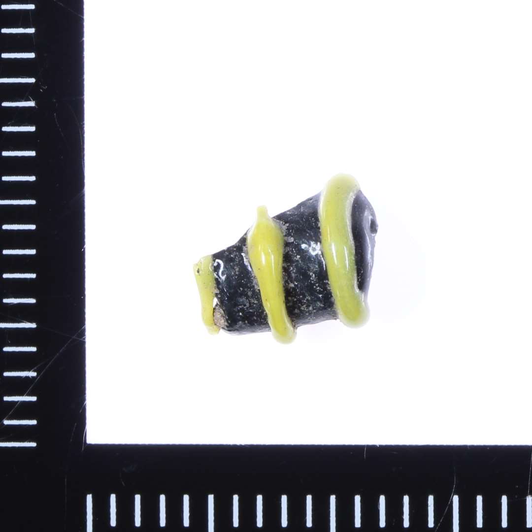 Fragment, Ugennemsigtig�Sort med Gul tr�d.