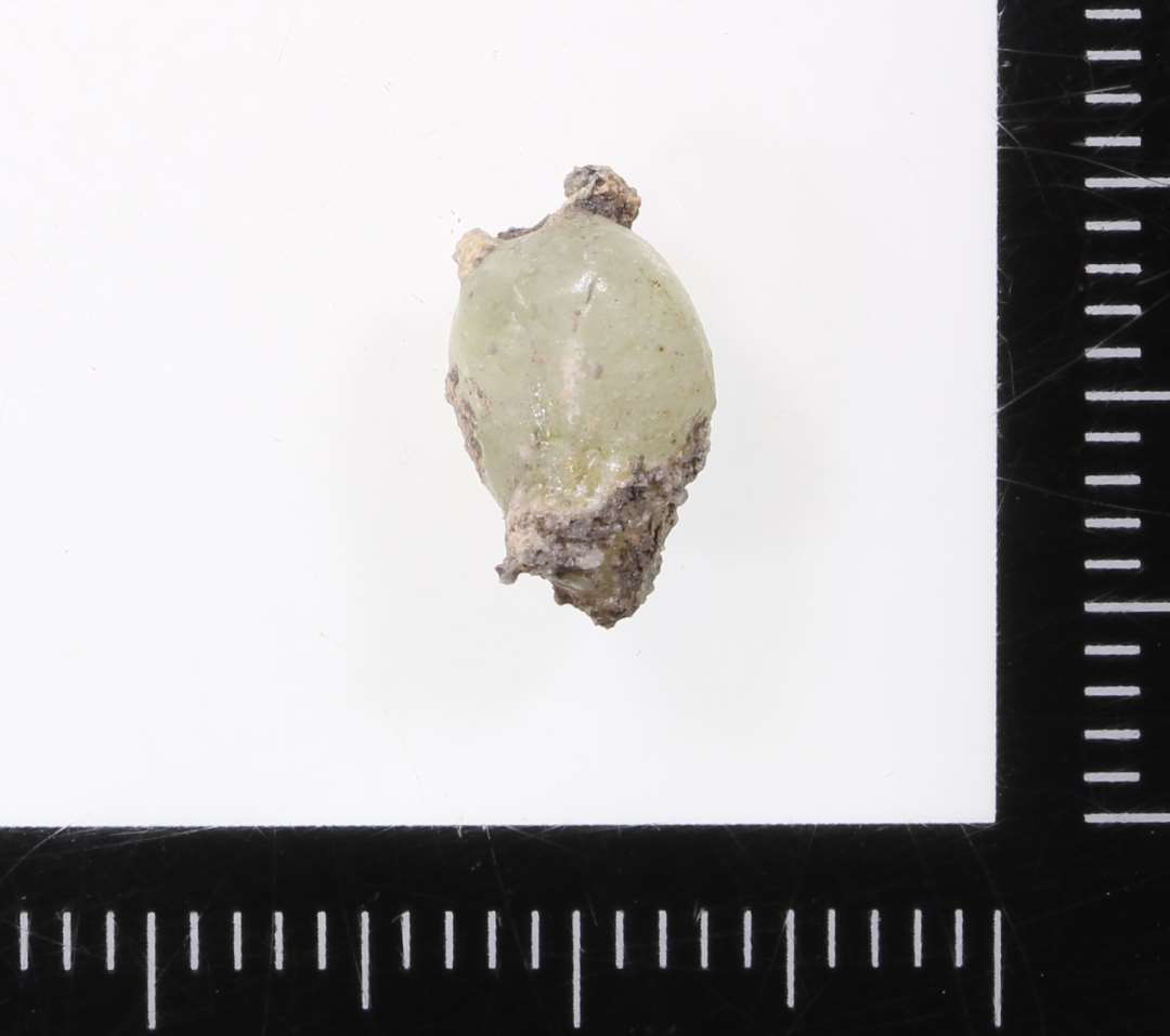 Gennemsigtig�Klar. Fastkittet sand.