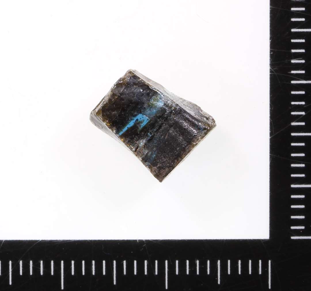 Halv-gennemsigtig�Bl�. N�rmest sort, men med�gennemsigtige strejf af bl�ligt�glas.