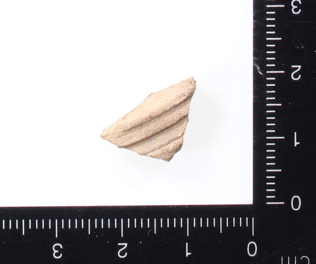  Bug. Badorf-lignende, Lille sk�r med (vandrette) furer.