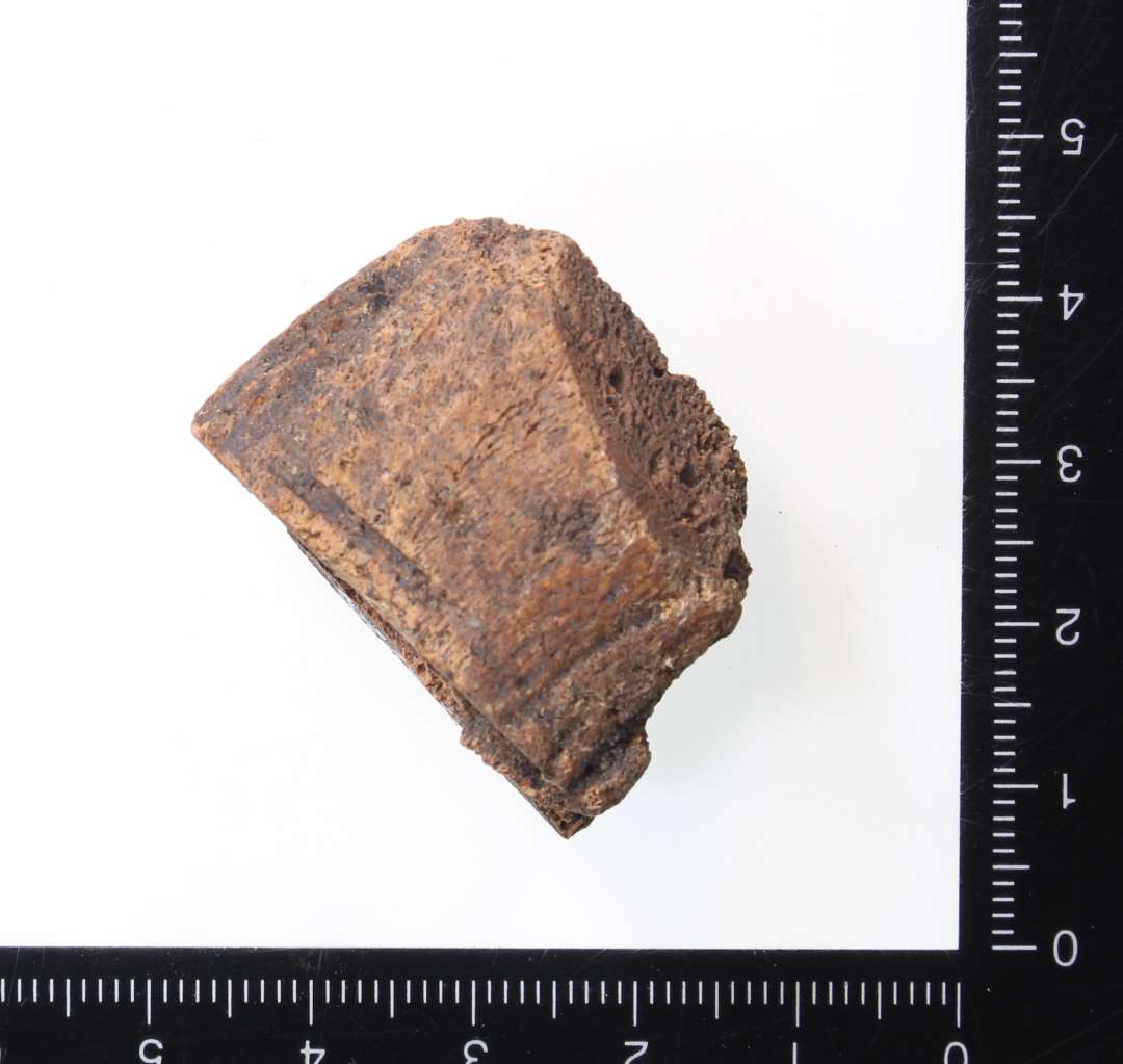 Gedestejle. Fragment. Tilhugget foroven, afsavet forneden.