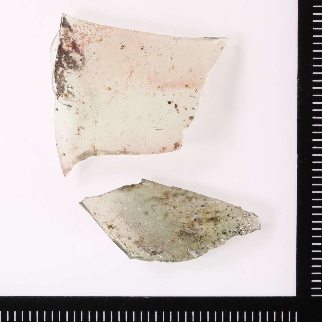 Svagt gr�n. Sekund�rt br�ndt.