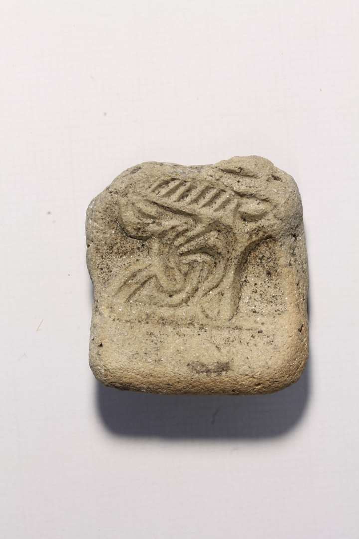 Fragment af st�beform til sk�lformet sp�nde. P11B. Styrefacet. Gulbrunt. Meget flot aftryk!