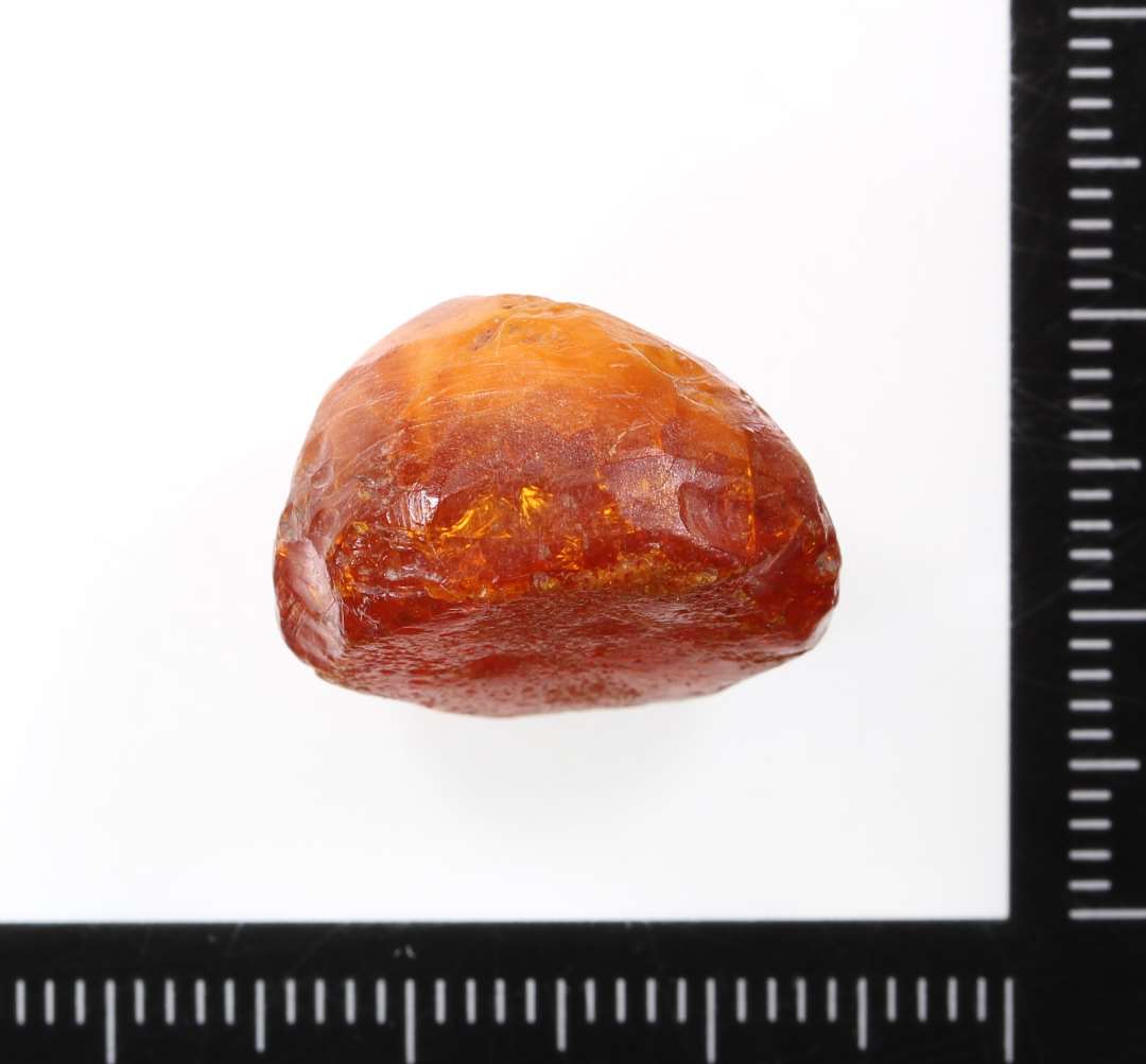 Spillebrik af rav. Uregelm�ssig halvkugleformet facon