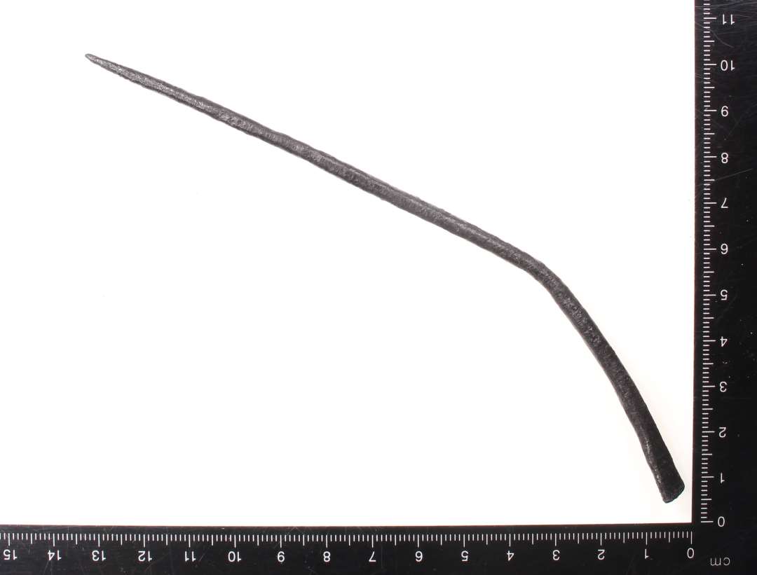 Stylos? eller n�l? L�ngde: 15,8 cm. Den ene ende spids, den anden fladklemt. Let b�jet i nuv�rende tilstand