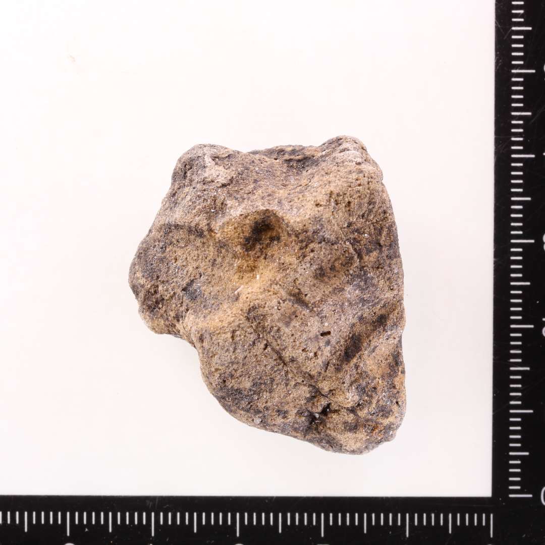 St�beformsfragment. Aftryk af sk�lformet sp�nde. P15. Indl�b. Gulbrun