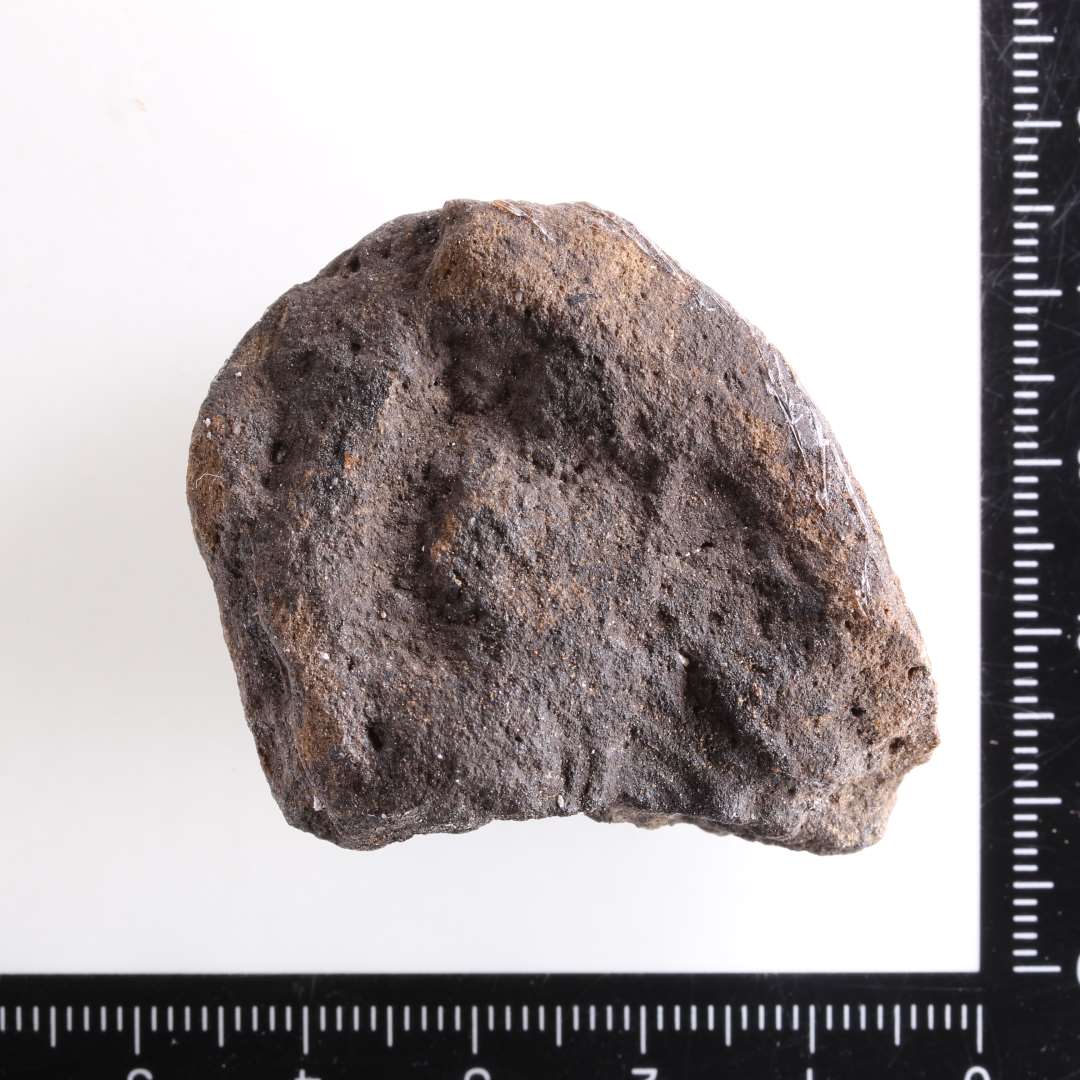 St�beformsfragment. Aftryk af ligearmet sp�nde. Sort