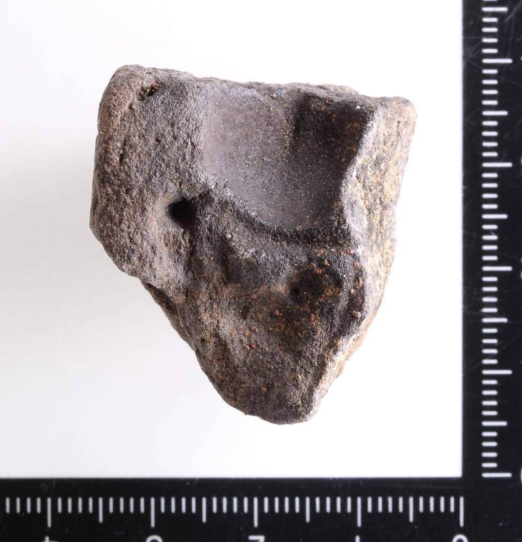 St�beformsfragment. Aftryk af ligearmet sp�nde. Sort. 