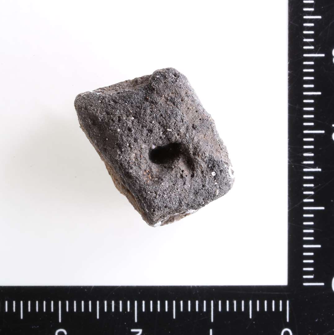 St�beformsfragment. Aftryk af ligearmet sp�nde. Sort. 