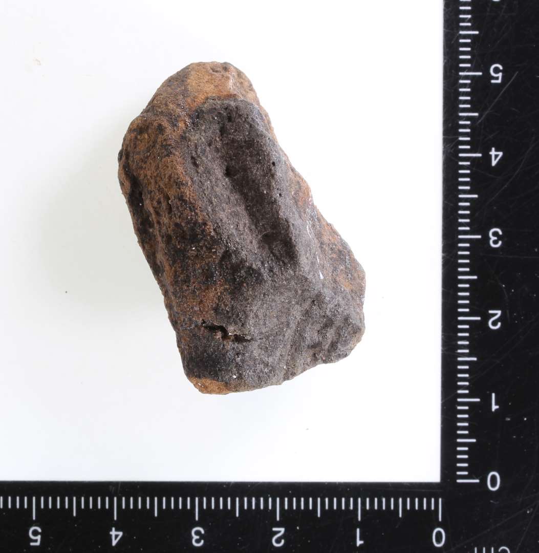 Fragment af st�beform. Aftryk af sk�lformet sp�nde, P12. Indl�b. Gr�