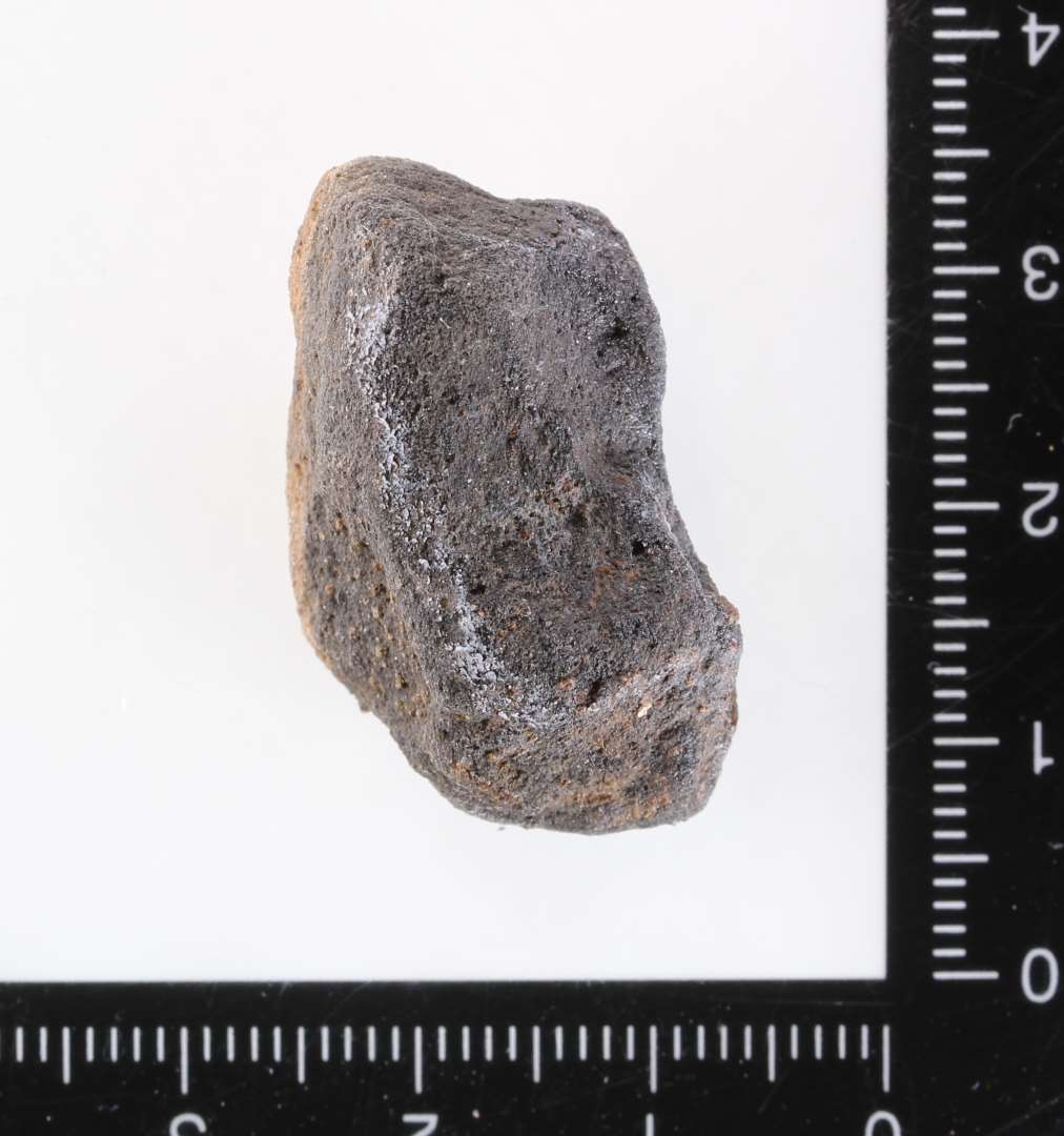 St�beformsfragment. Aftryk af sk�lformet sp�nde, P12. Sort