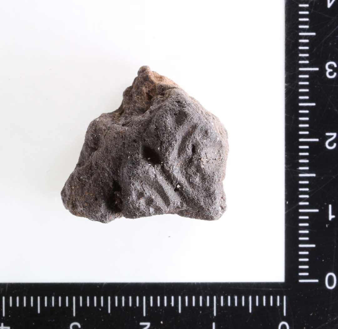 St�beformsfragment. Aftryk af sk�lformet sp�nde, P12. Sort