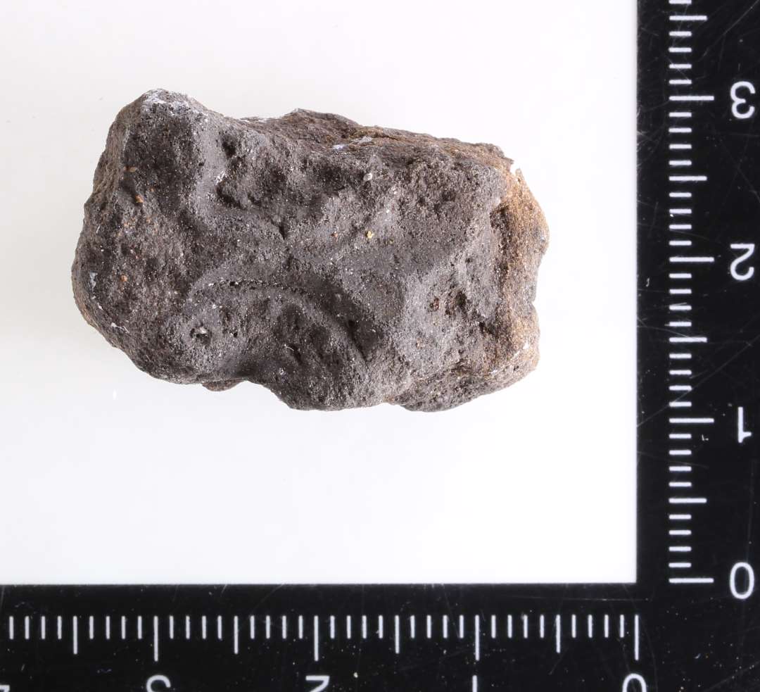 St�beformsfragment. Aftryk af sk�lformet sp�nde, P12. Sort