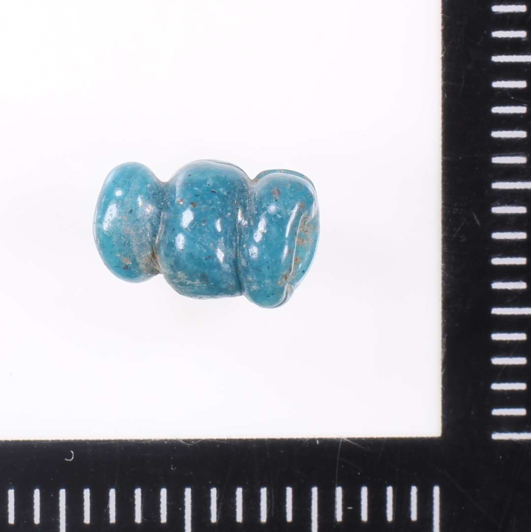 Hel segmenteret ugennemsigtig turkis med 3 segmenter
Sammensat perle, ikke segmenteret med glasmassen trukket i l�ngderetningen.