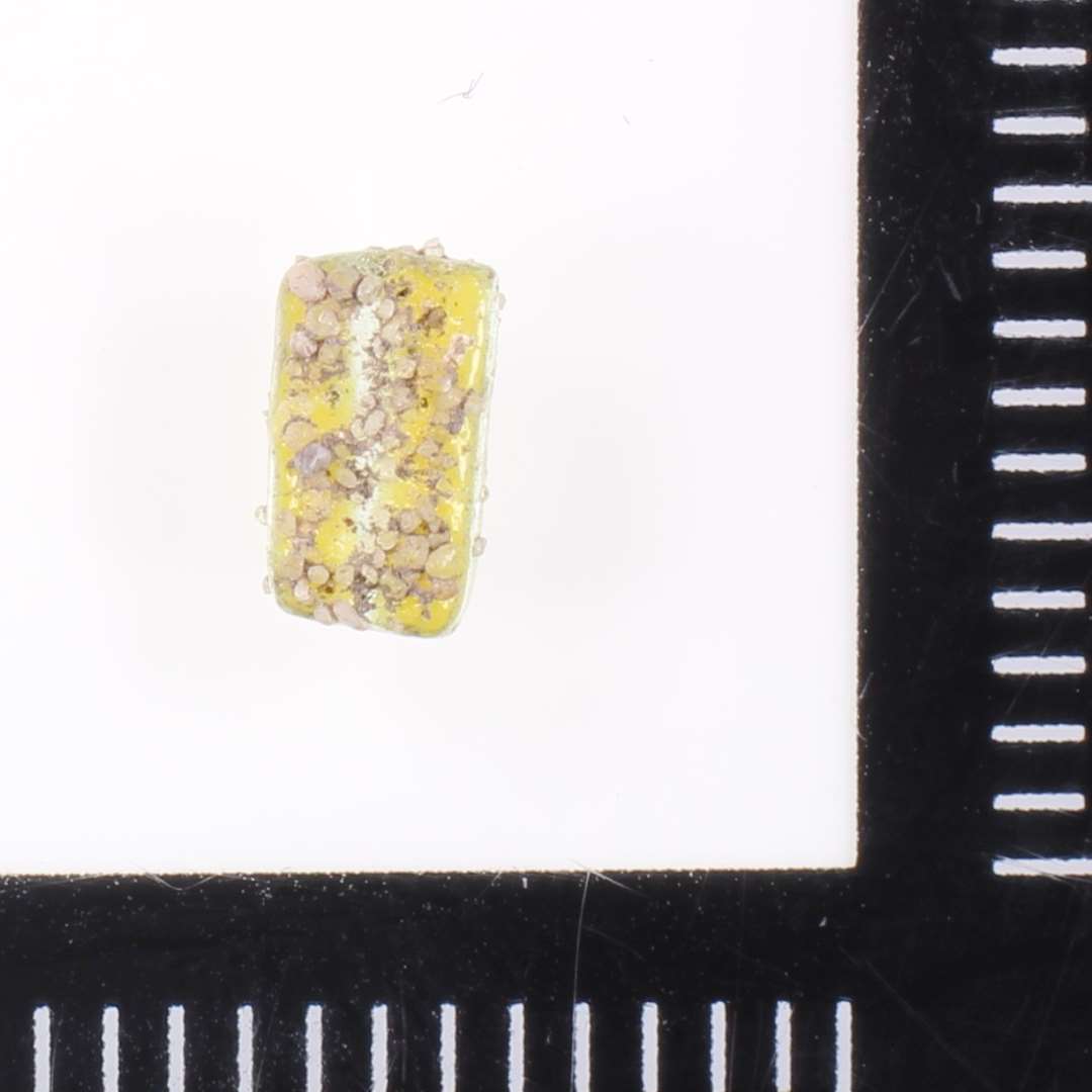 Gennemsigtig, klar og gul. Evt. halvsmeltet hulglassk�r?