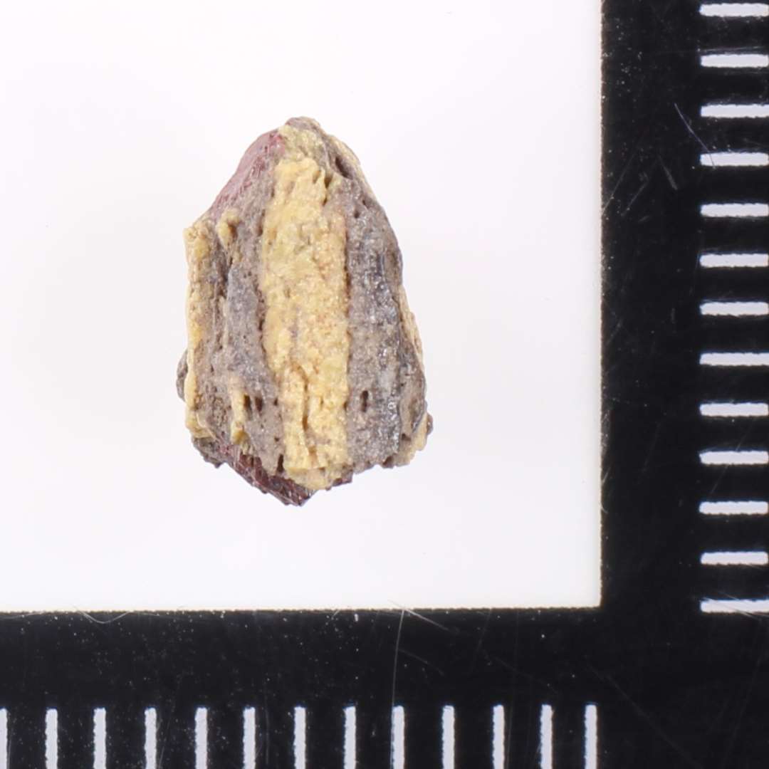 Varierende r�d, gul og bl�. St�rkt nedbrudt