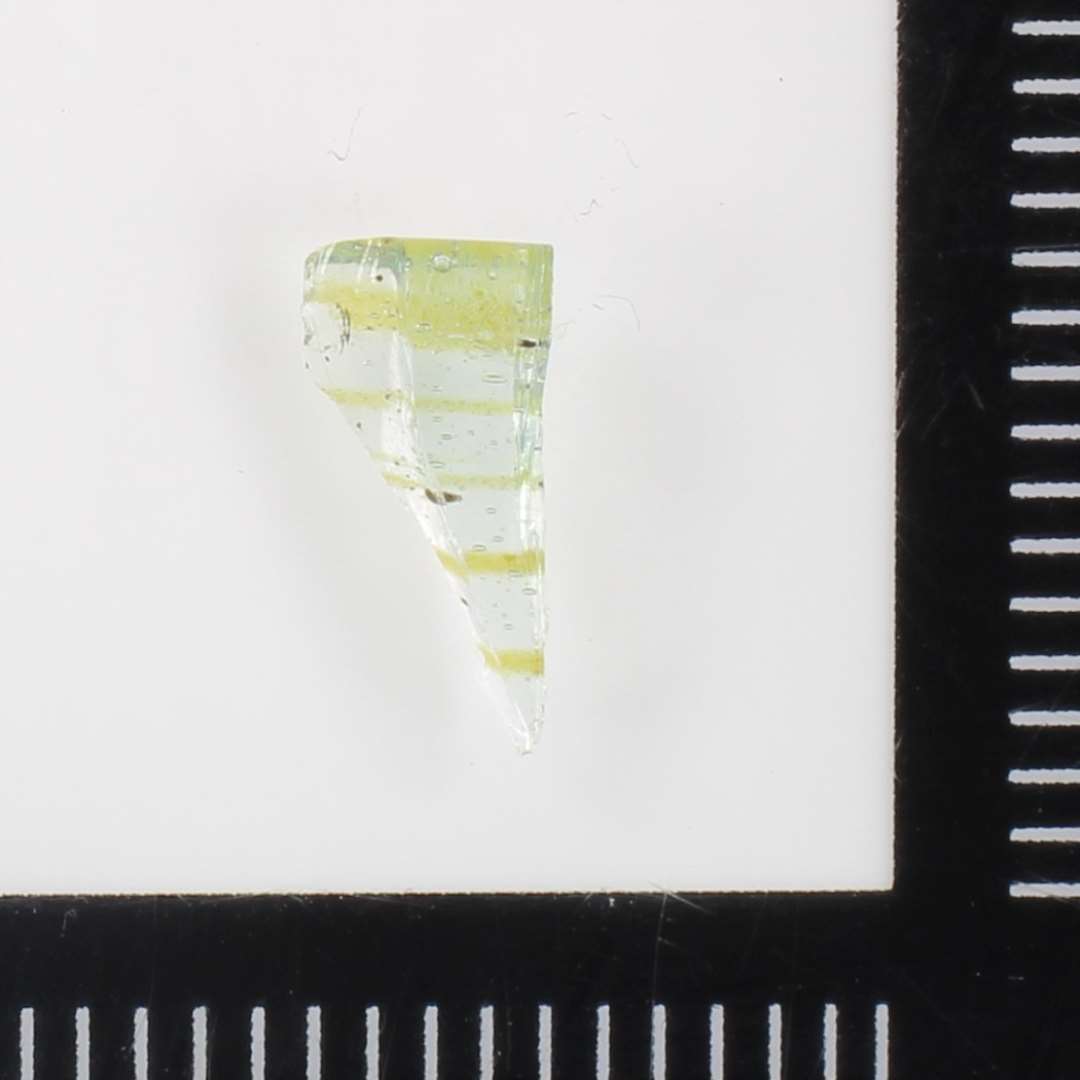 Afrundet, svagt gr�n med supplerende gule p�lagte lister