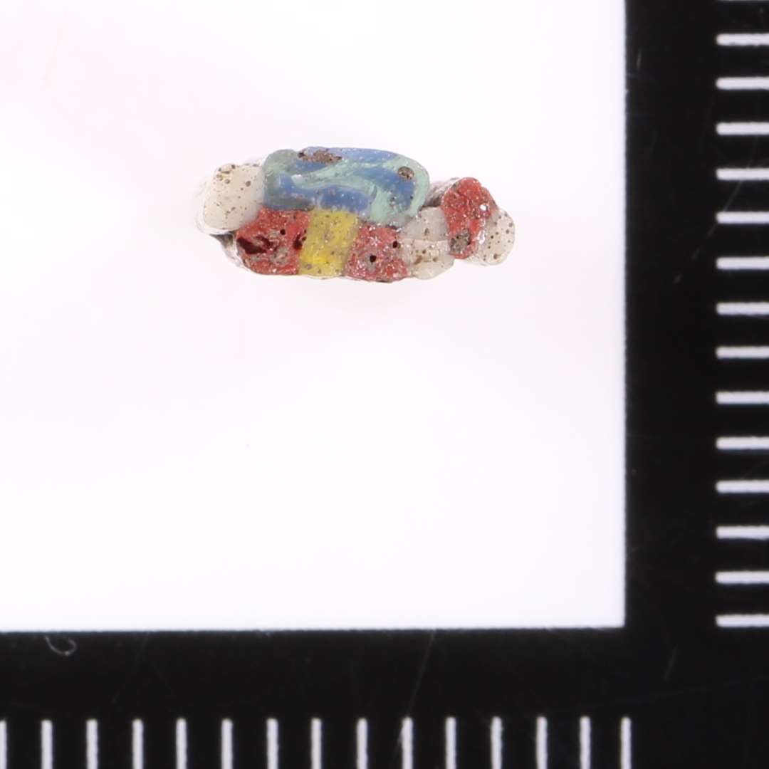 Tr�d, Varierende glasmasse.
Bl�t og gr�nligt, blandet underlag for skiftende tr�de af, fra venstre: hvid,r�d,gul,r�d,hvid,r�d,hvid.