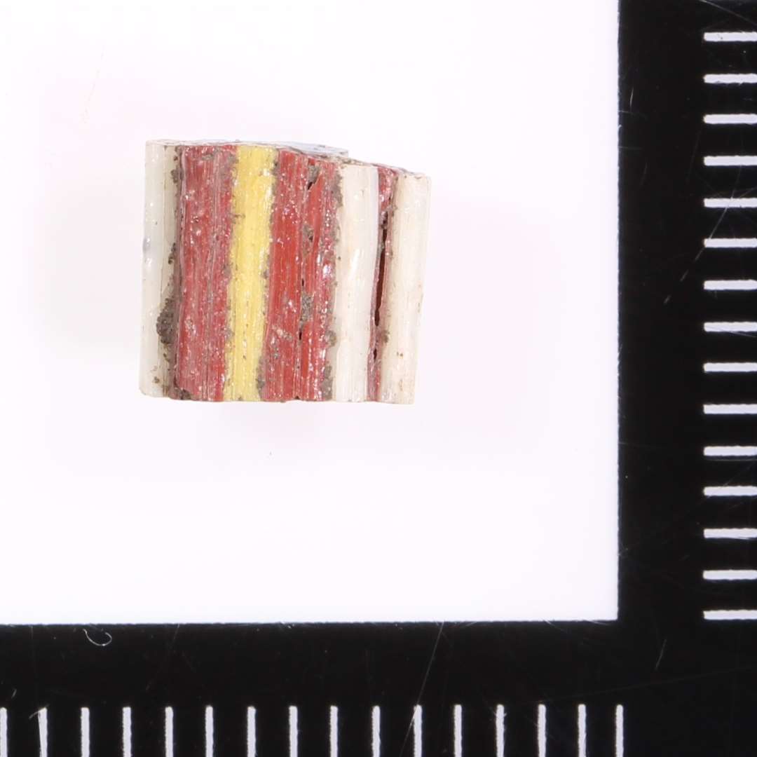 Tr�d, Varierende glasmasse.
Bl�t og gr�nligt, blandet underlag for skiftende tr�de af, fra venstre: hvid,r�d,gul,r�d,hvid,r�d,hvid.