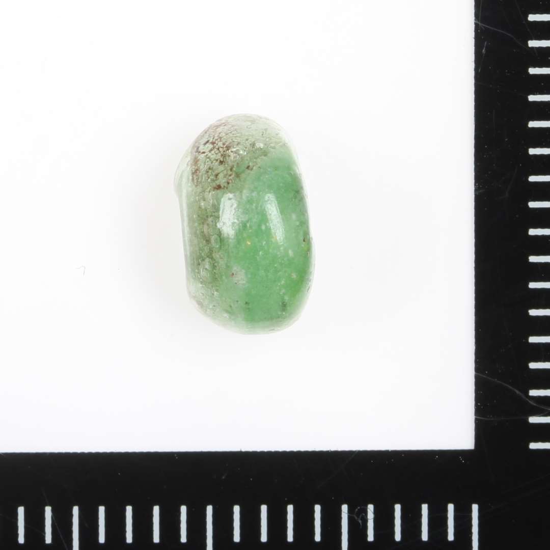 Ringformet, Halv, Halv-gennemsigtig, Gr�n.
Den gr�nne grundmasse opblandet�med klart glas.