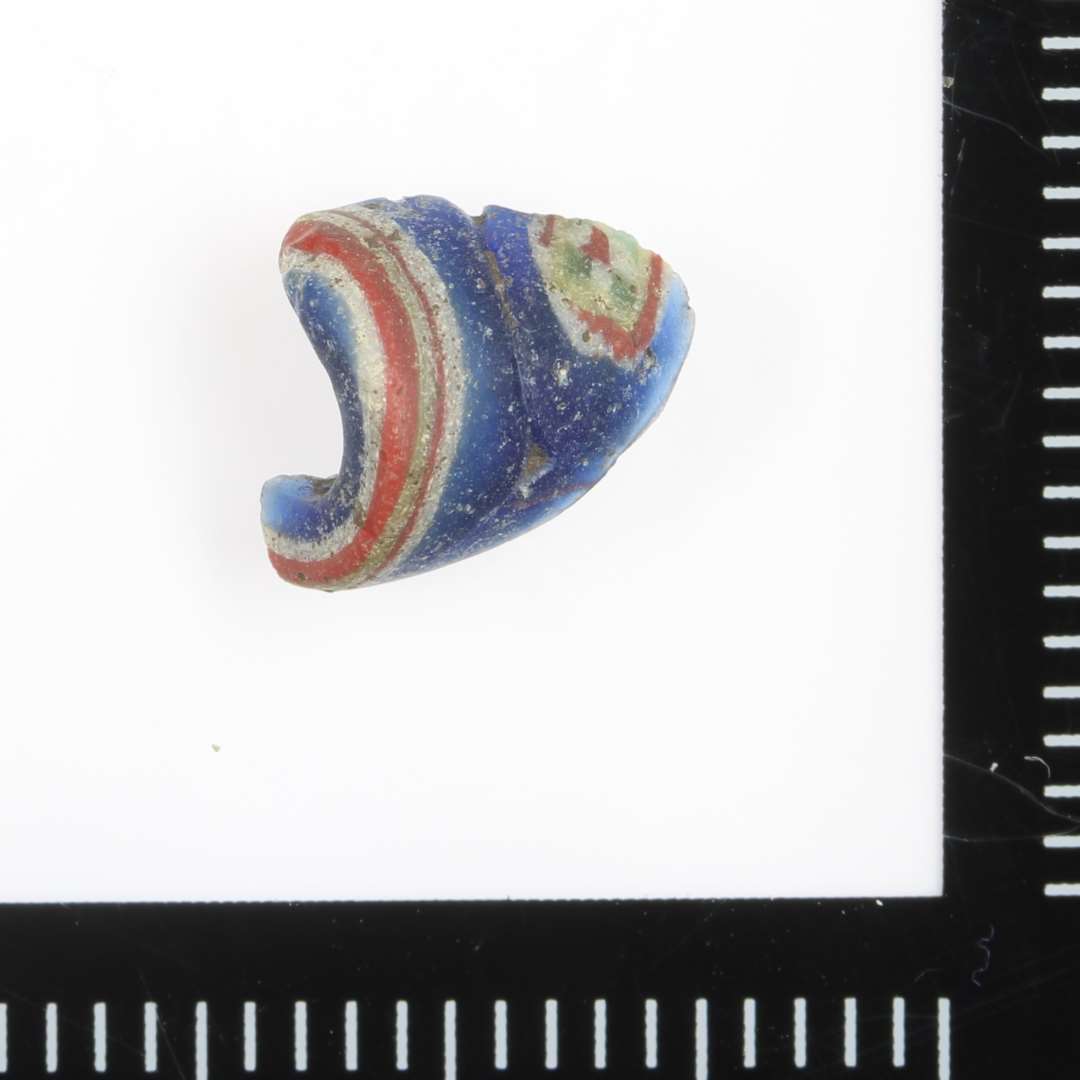 Augenmosaik, Fragment, Halv-gennemsigtig, Bl� grundperle med r�d, gul, hvid og gr�n dekoration.