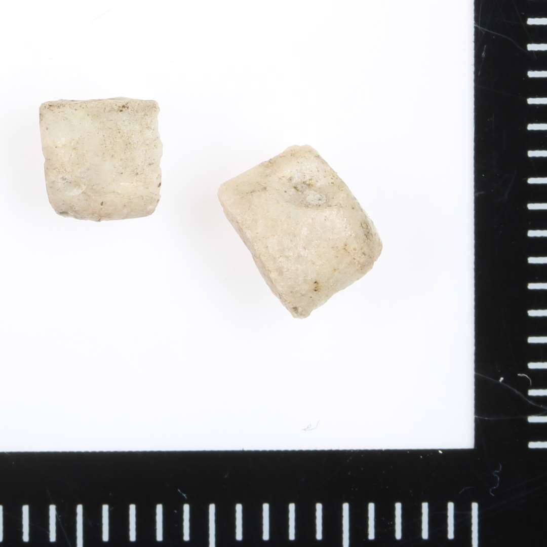 Cylindrisk, Fragment, Ugennemsigtig�Hvid-gr�.
Fra samme perle.