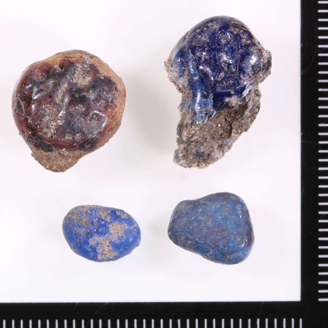 Dr�be, Varierende�Bl�.
Den ene med en r�dglinsende�overflade.