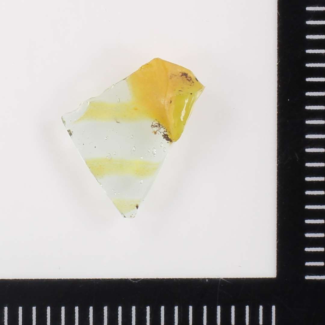 Svagt gr�n med p�lagte indvalsede gule lister, og p�begyndt gul reticella-tr�d. Samme kar som det ene i l�benummer 855, IDNR: 200051214, jvf. detaljer i de gule tr�de