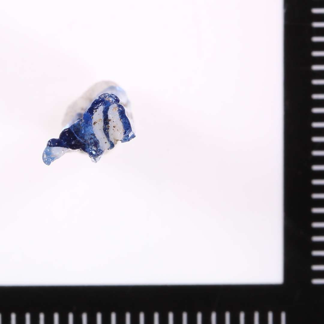 Tr�d med mosaik, Varierende�glasmasse, bl� og hvid.