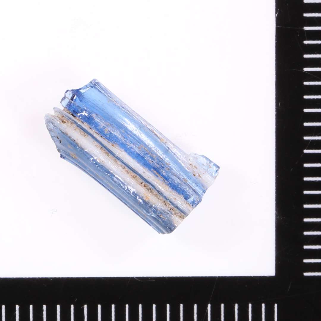 Tr�d med mosaik, Varierende�glasmasse, bl� og hvid.